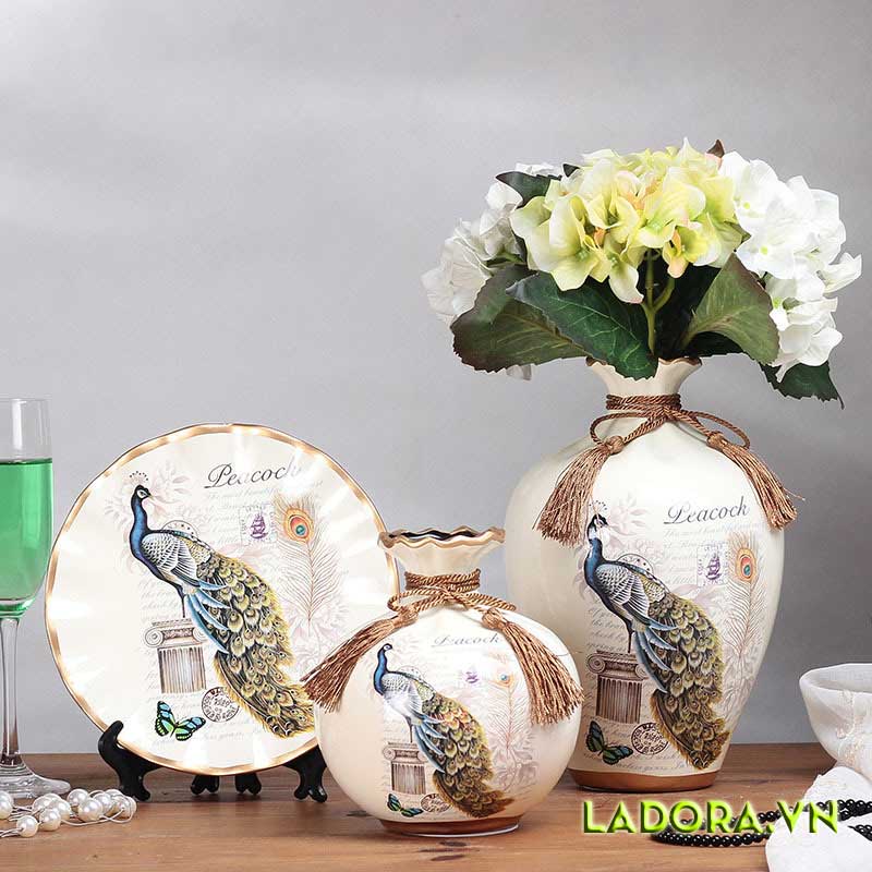 Trang trí phòng khách đẹp với bộ bình gốm chim công