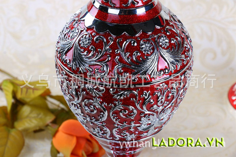 Đồ trang trí phòng khách tinh tế, sang trọng với bình hoa trang trí theo phong cách châu Âu