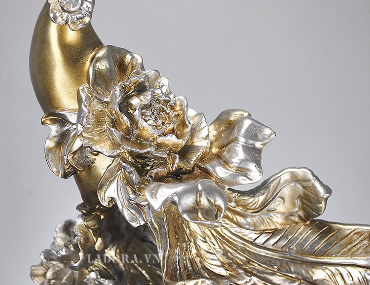 Kệ rượu vang chim công Là món đồ sang trọng và độc đáo trong phòng khách