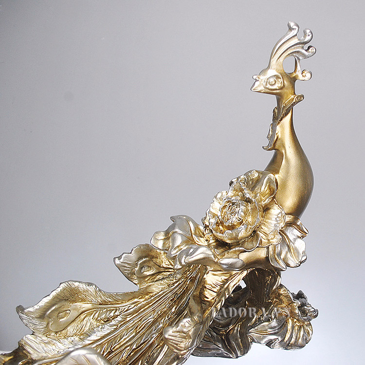 Kệ rượu vang chim công Là món đồ sang trọng và độc đáo trong phòng khách