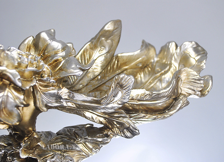 Kệ rượu vang chim công Là món đồ sang trọng và độc đáo trong phòng khách