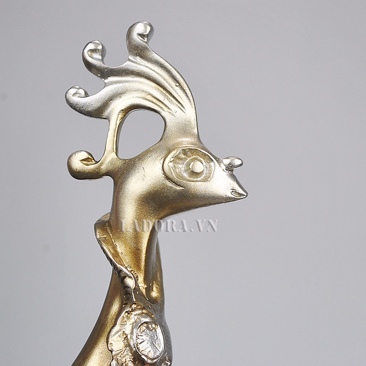 Kệ rượu vang chim công Là món đồ sang trọng và độc đáo trong phòng khách