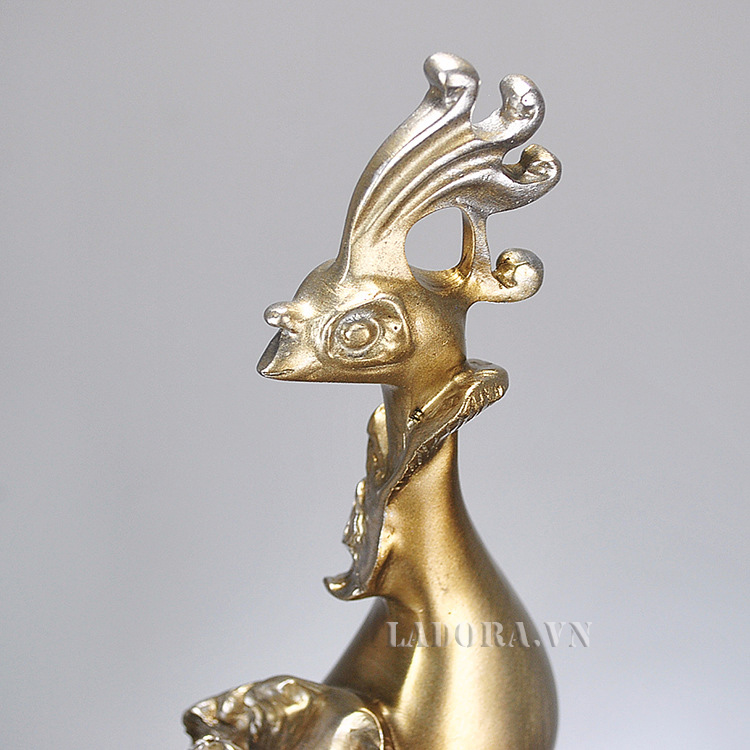 Kệ rượu vang chim công Là món đồ sang trọng và độc đáo trong phòng khách