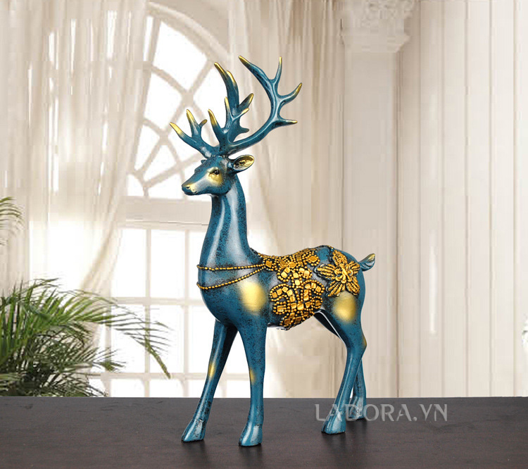 Cặp hươu trang trí với bộ sừng như mang mùa xuân an lành, tài lộc đến cho gia chủ