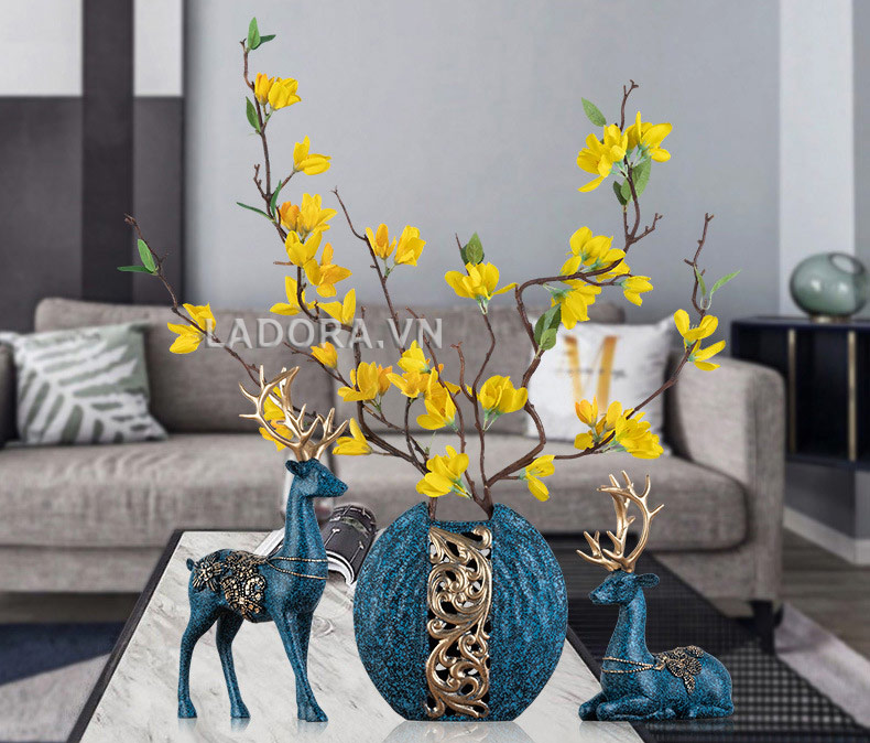 trang trí tủ phòng khách với ladora.com.vn