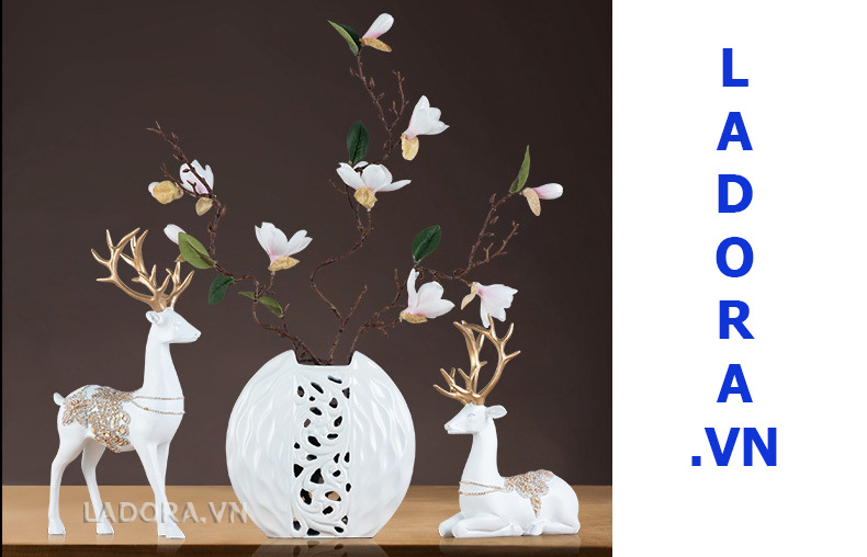 trang trí tủ phòng khách với ladora.com.vn