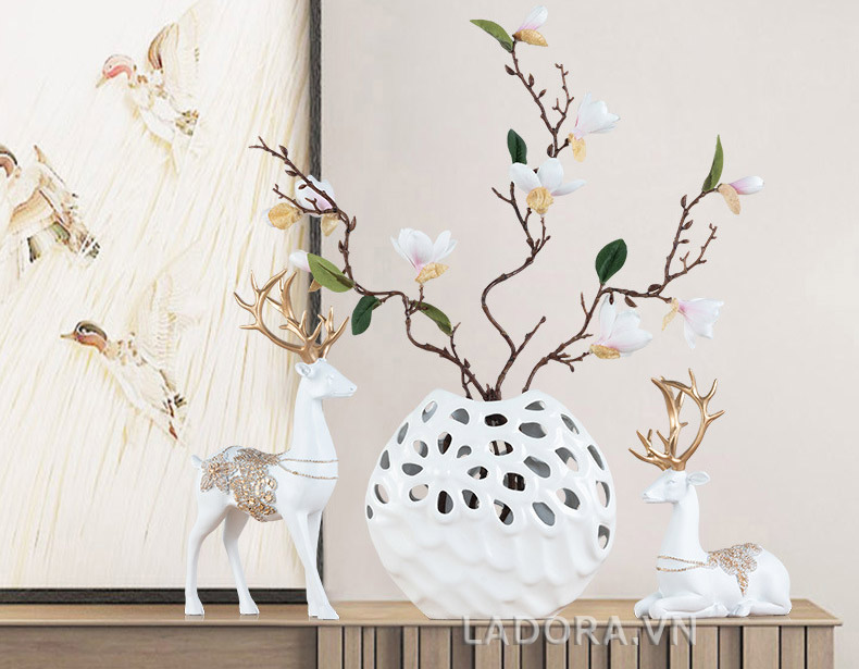 trang trí tủ phòng khách với ladora.com.vn